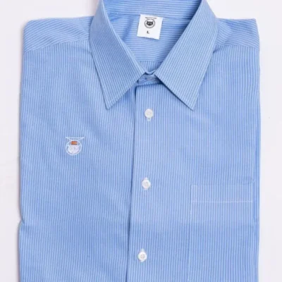 Camisa clásica hombre azul de rayas finas blancas con el logo de la marca de moda Tierra de Tartessos