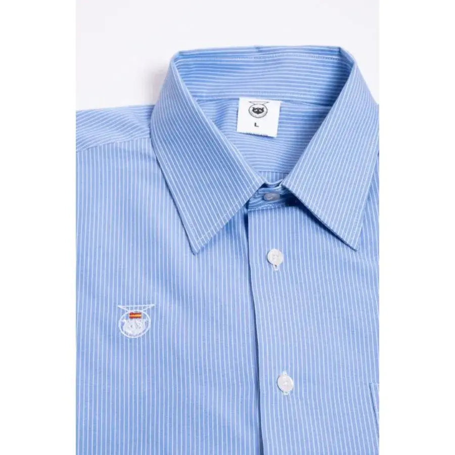 Camisa clásica hombre azul de rayas finas blancas con el logo de la marca de moda Tierra de Tartessos