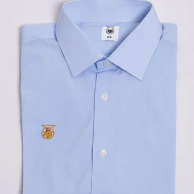 Camisa clásica hombre azul claro con logo de la marca Tierra de Tartessos en color dorado. 100% algodón.