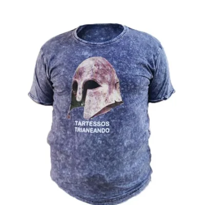 Camiseta manga corta casco guerrero color gris envejecido de l marca Tierra de Tartessos, con impresión de un casco guerrero.