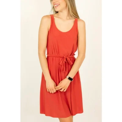 Vestido corto de mujer con cinturón rojo