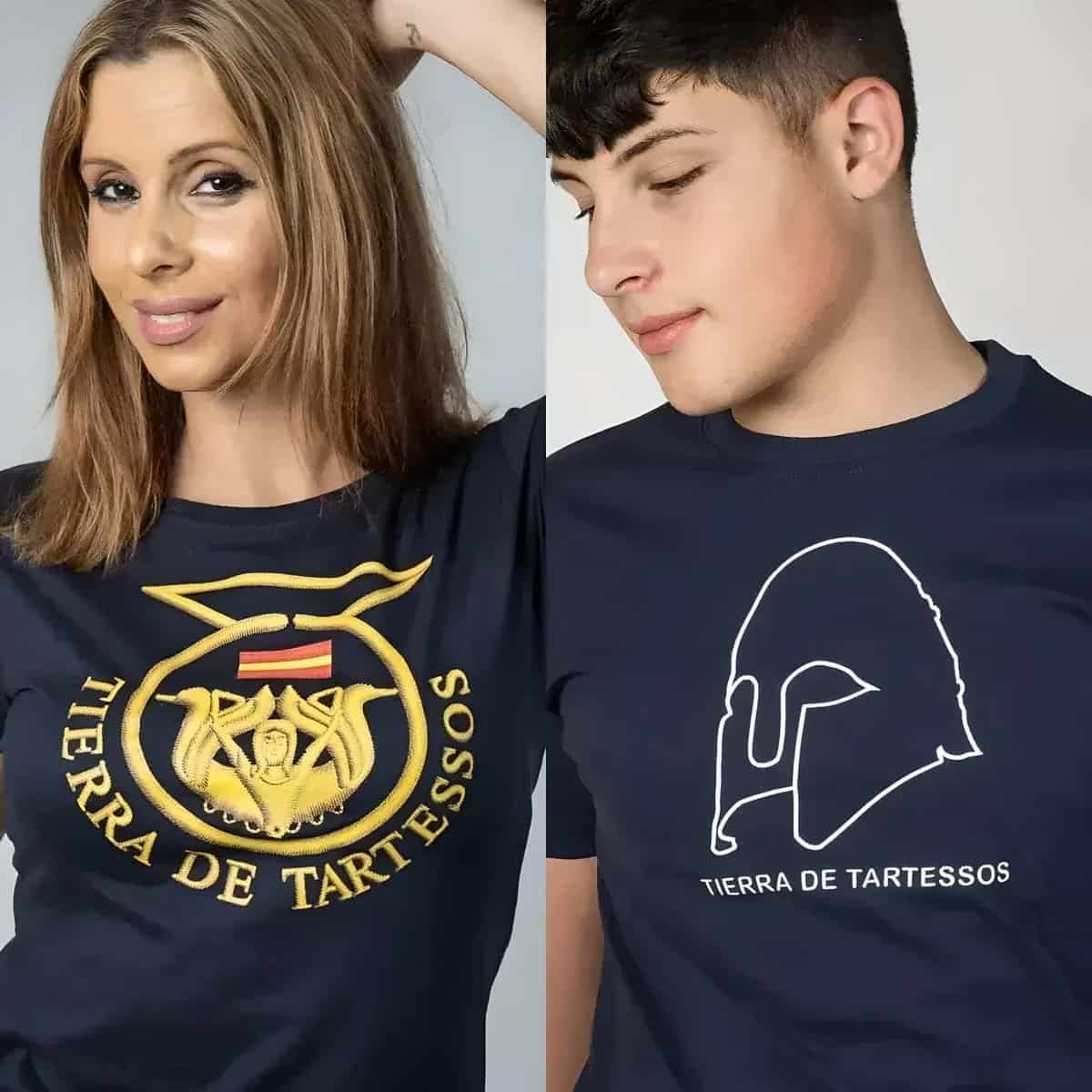 Modelos mujer y hombre vistiendo ropa de la marca Tierra de Tartessos