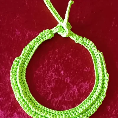 Gargantilla collar ganchillo verde esmeralda hecha a mano en algodón de alta calidad, modelo sostenible de Tierra de Tartessos