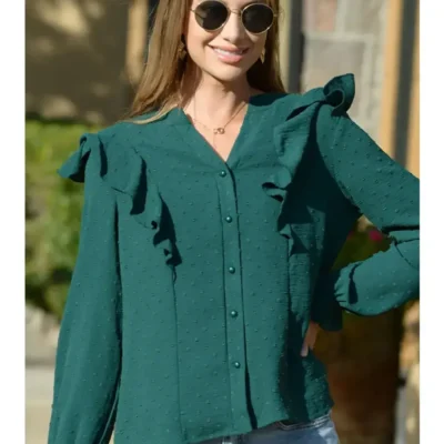 Mujer Vistiendo una blusa de mangas larga con encajes en color verde de la firma de moda Tierra de Tartessos,.