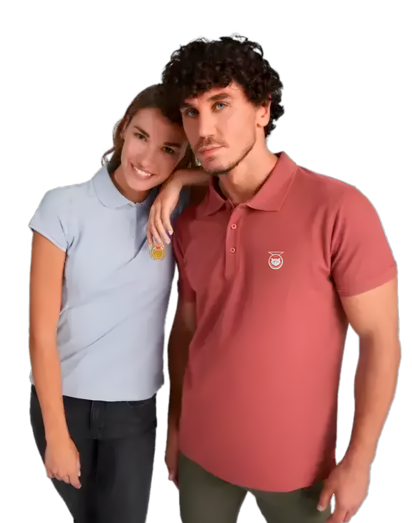 Pareja vistiendo polos exclusivos de Tierra de Tartessos