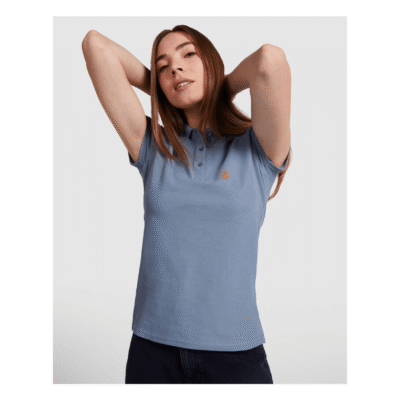 Polo Mujer Algodón | Diseño Único de Tartessos. Chica posando con un polo manga corta color azul tormenta.