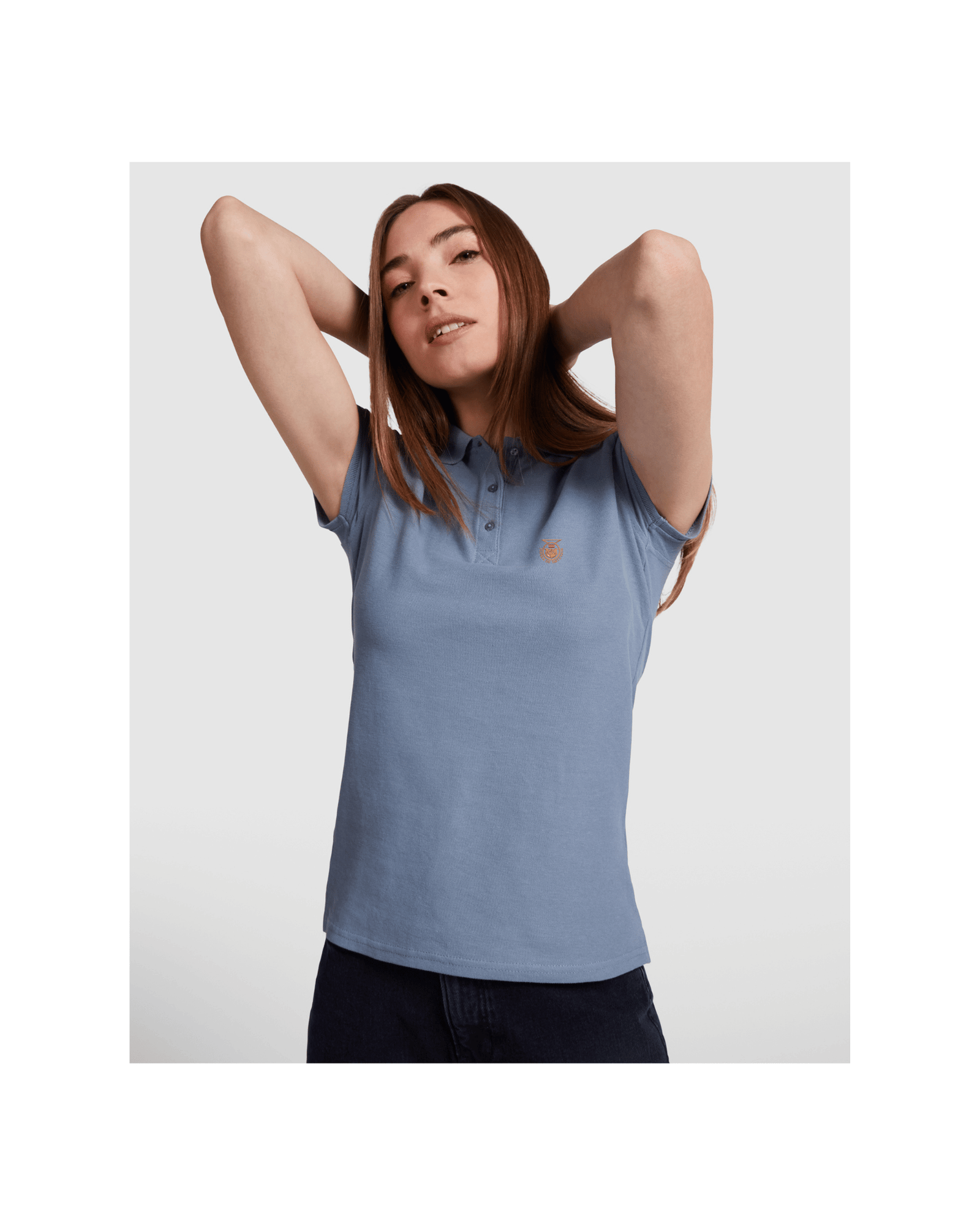 Polo Mujer Algodón | Diseño Único de Tartessos. Chica posando con un polo manga corta color azul tormenta.