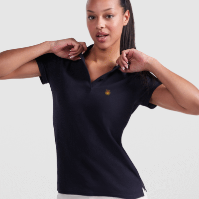 Polo Mujer Entallado Azul. Chica vistiendo polo azul manga corta Tierra de Tartessos