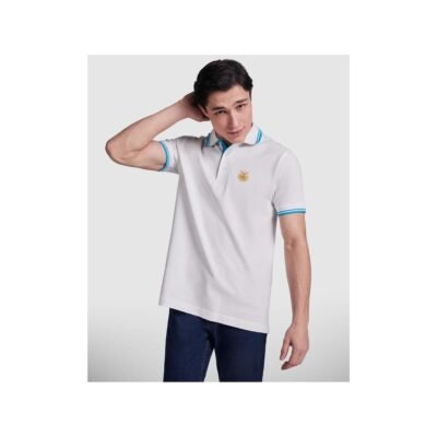 Modelo chico con polo blanco turquesa Tartessos manga corta.