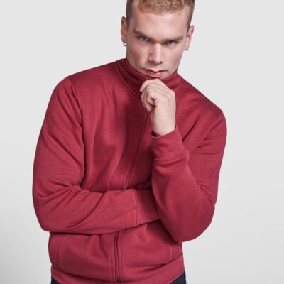 Sudadera Unisex con cremallera Exclusiva de Tierra de Tartessos Modelo vistiendo una color granate