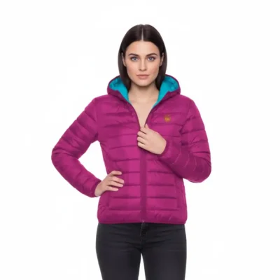 Cazadora Acolchada Mujer con Relleno y Capucha Modelo femenina vistiendo una de color fucsia_