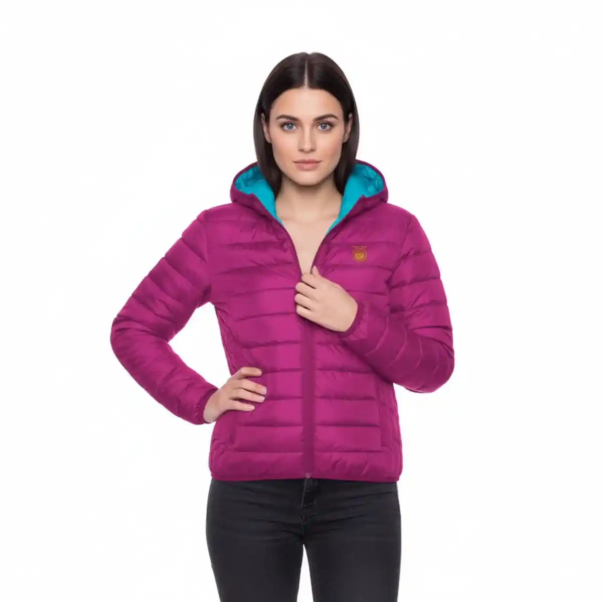Cazadora Acolchada Mujer con Relleno y Capucha Modelo femenina vistiendo una de color fucsia_