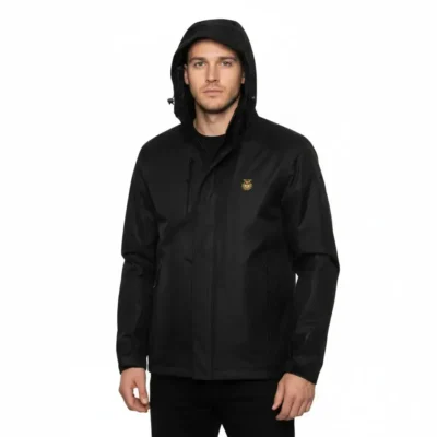 Cazadora Hombre Impermeable con Capucha y Cremallera negra Modelo masculino vistiendo una cazadora negra Tierra de Tartessos