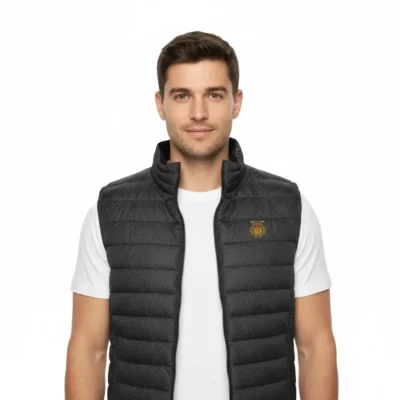 Modelo vistiendo Chaleco Polar Hombre Cremallera Bordado Tierra de Tartessos