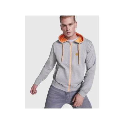 Modelo masculino vistiendo sudadera casual para hombre de Tierra de Tartessos color gris
