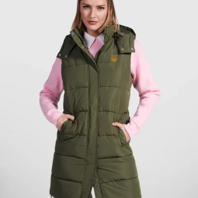 Chaleco Acolchado Largo con Capucha Mujer verde militar Tierra de Tartessos modelo femenina